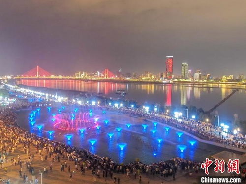 航拍南昌秋水廣場(chǎng)絢麗音樂噴泉表演 圖