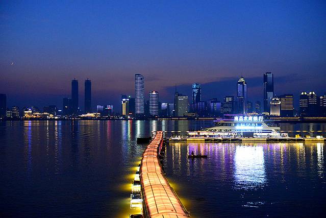 流光溢彩映英雄城 南昌燈光秀，一場現代與歷史的視覺交響